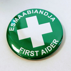 Rinnamärk "ESMAABIANDJA / FIRST AIDER" 64mm, haaknõelkinnitus või magnetkinnitus